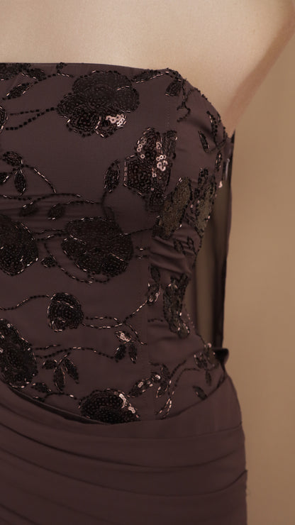 Vestido largo strapless con lentejuelas y falda drapeada con chal