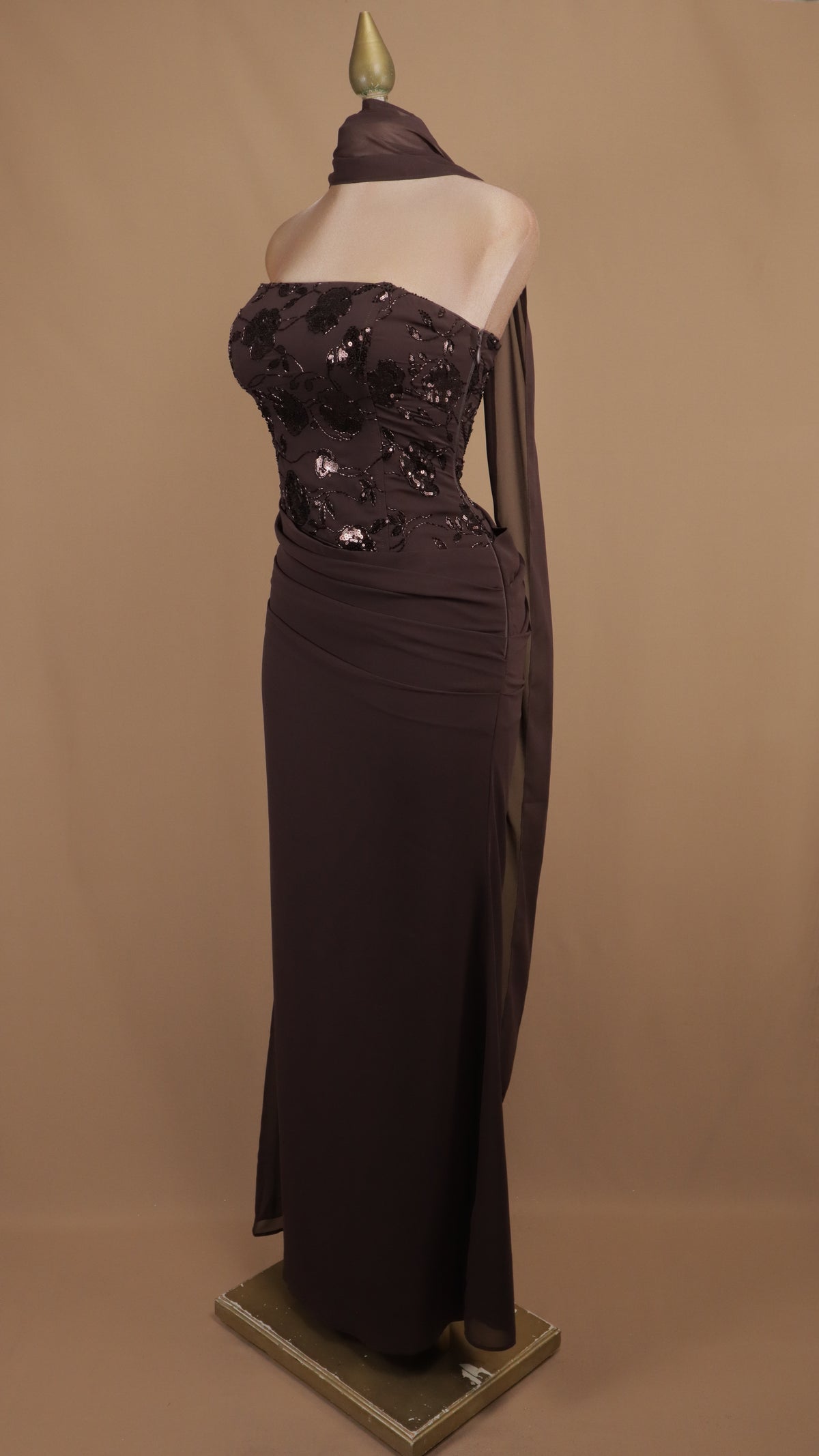 Vestido largo strapless con lentejuelas y falda drapeada con chal