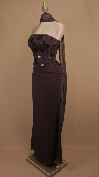 Vestido largo strapless con lentejuelas y falda drapeada con chal