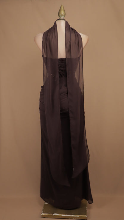 Vestido largo strapless con lentejuelas y falda drapeada con chal