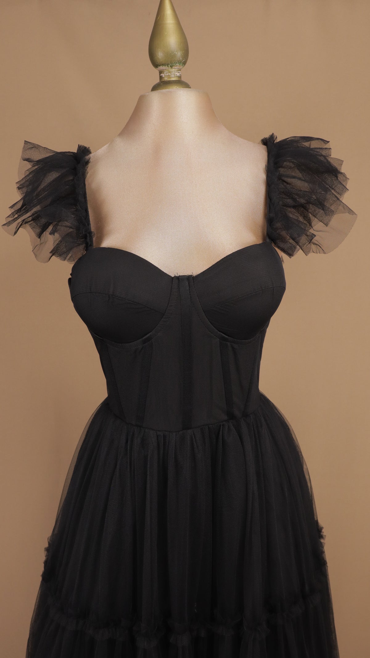 Vestido midi de tul con copa