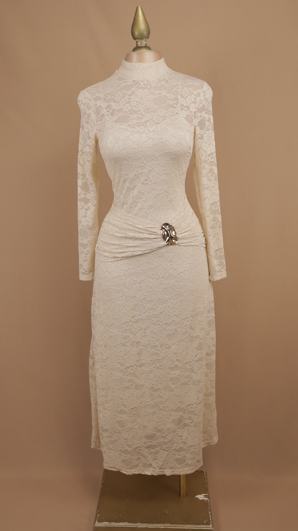 Vestido midi de encaje floral con cuello alto y broche drapeado en la cintura