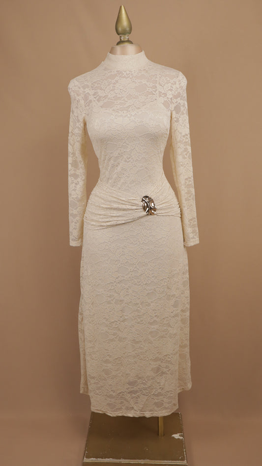 Vestido midi de encaje floral con cuello alto y broche drapeado en la cintura