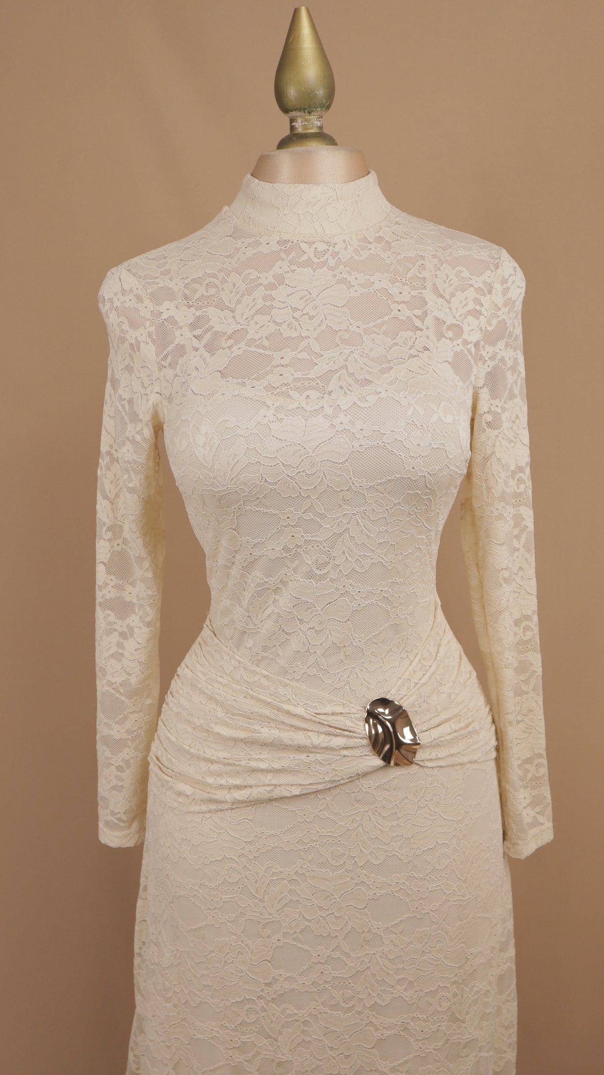 Vestido midi de encaje floral con cuello alto y broche drapeado en la cintura