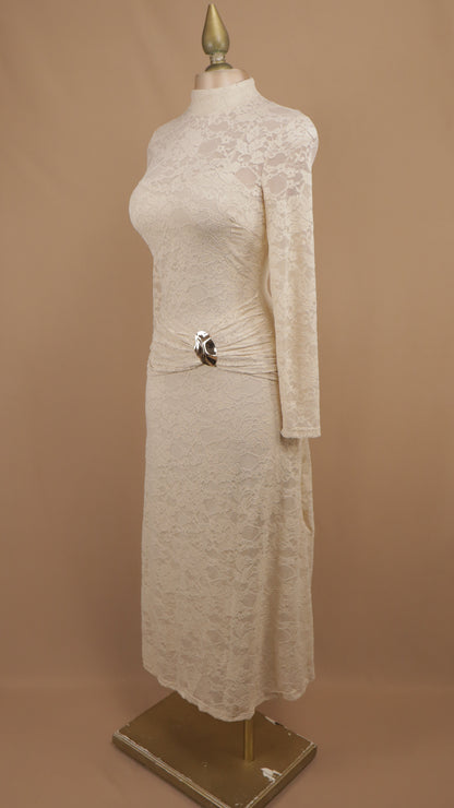 Vestido midi de encaje floral con cuello alto y broche drapeado en la cintura