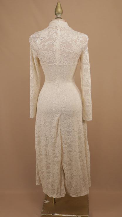 Vestido midi de encaje floral con cuello alto y broche drapeado en la cintura