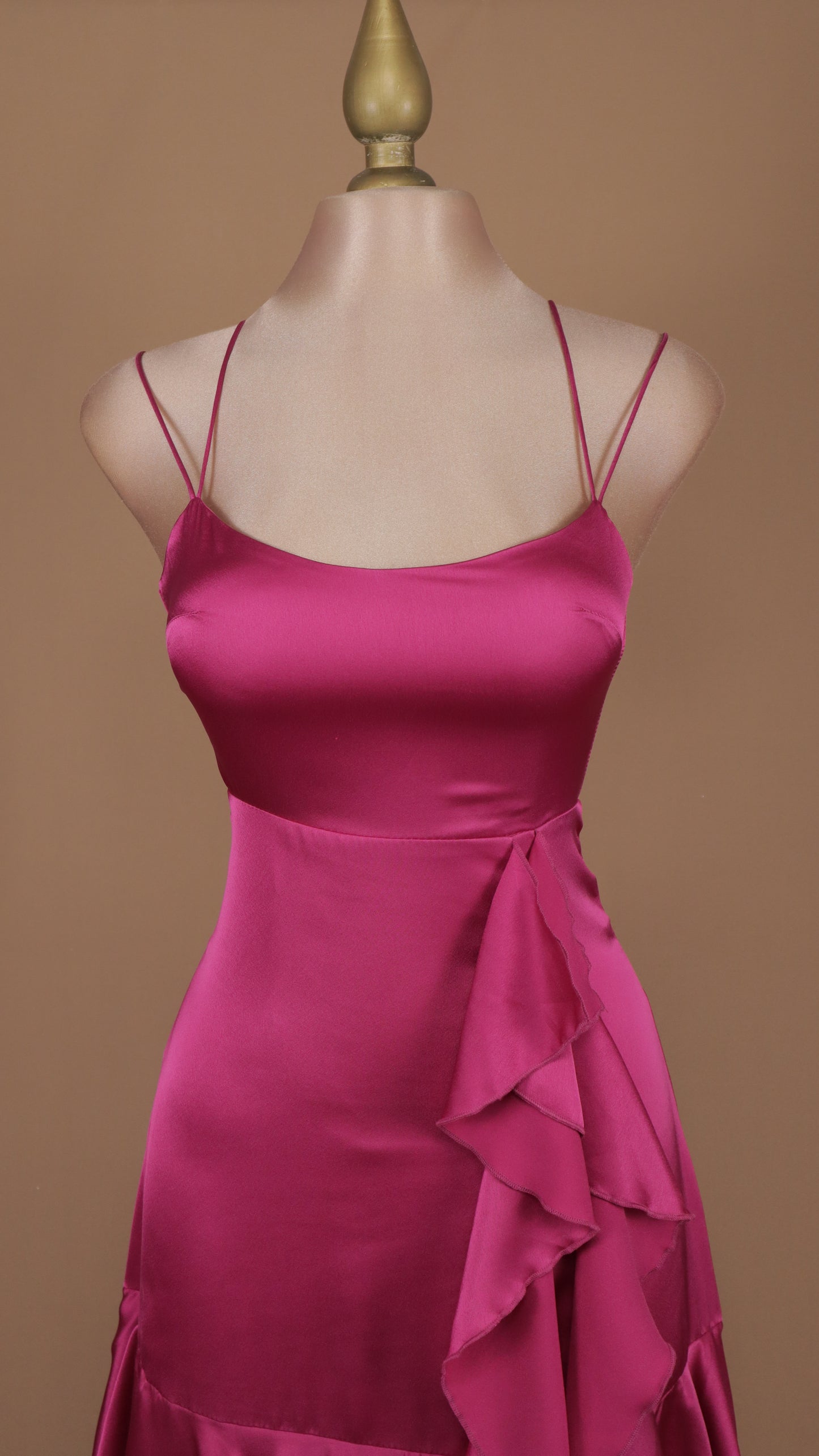 Vestido largo con olanes y corset