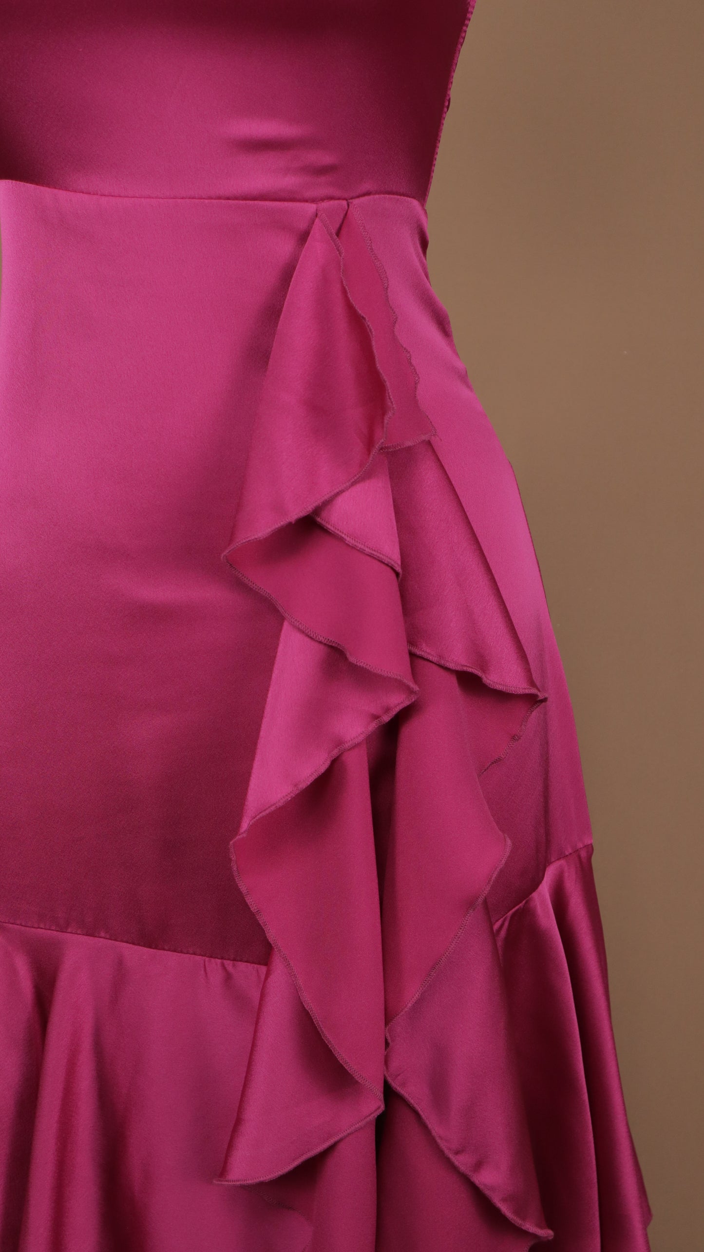 Vestido largo con olanes y corset