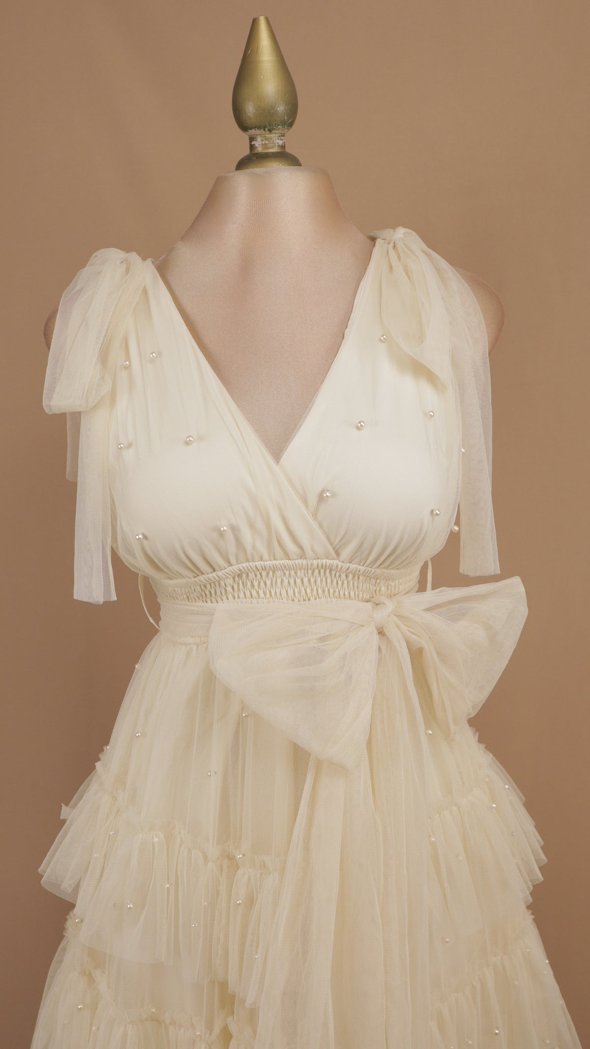 Vestido largo de tul en capas con lazos en los hombros y pedrería