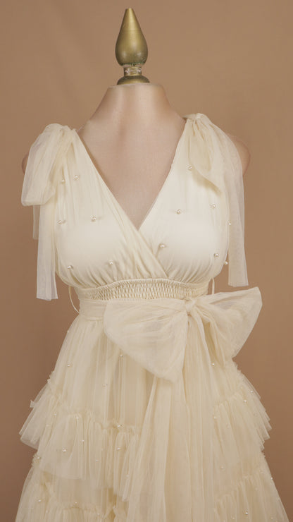 Vestido largo de tul en capas con lazos en los hombros y pedrería
