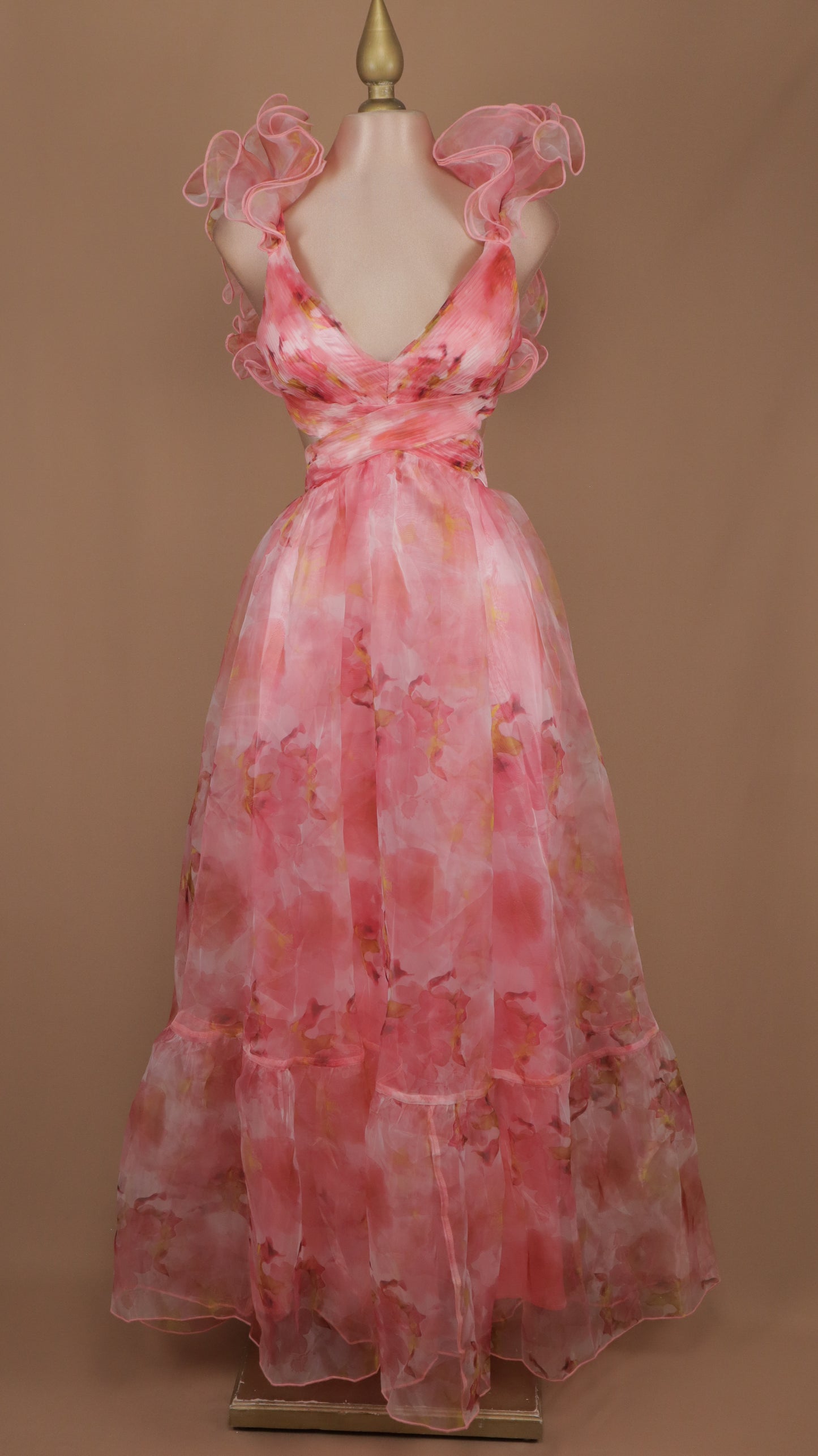 Vestido largo de organza con escote en cintura y espalda