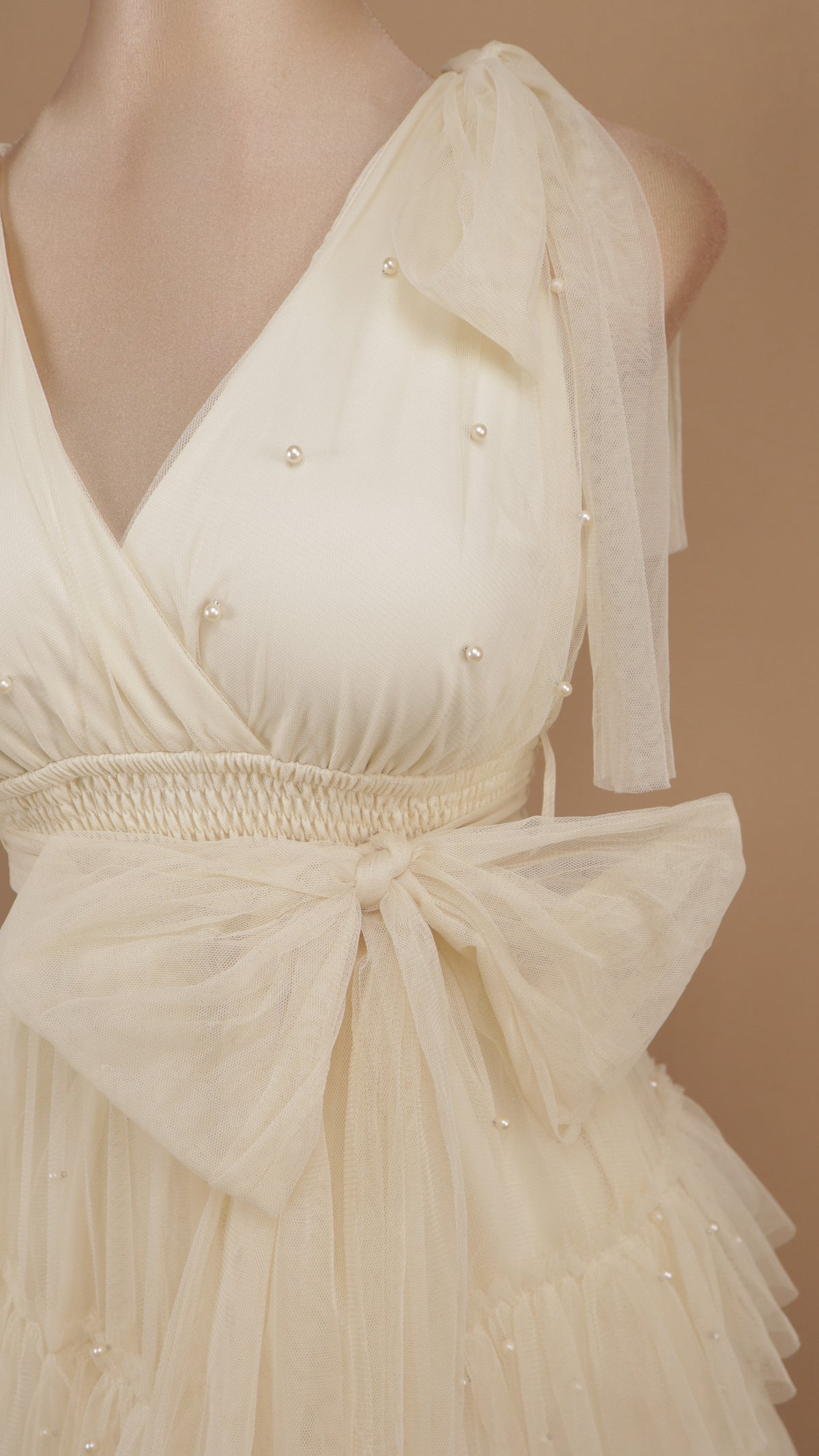 Vestido largo de tul en capas con lazos en los hombros y pedrería