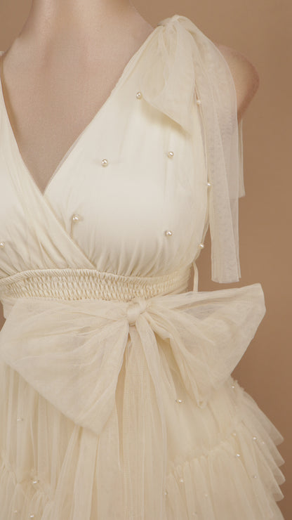 Vestido largo de tul en capas con lazos en los hombros y pedrería