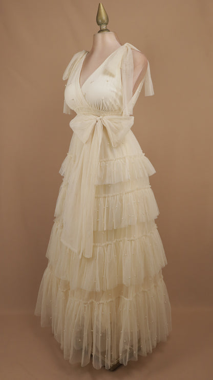Vestido largo de tul en capas con lazos en los hombros y pedrería