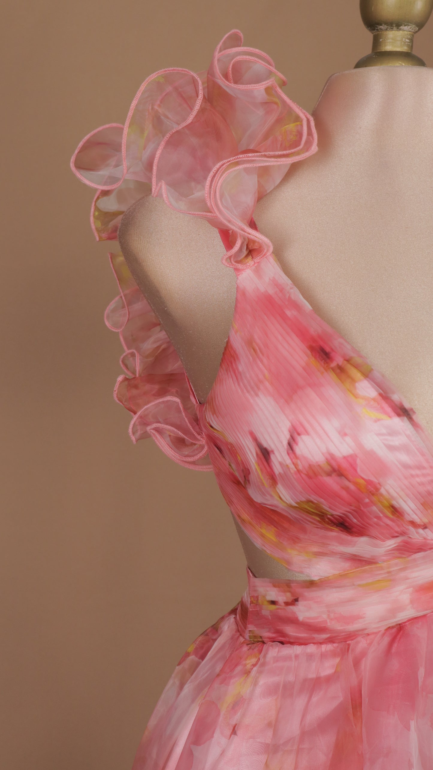 Vestido largo de organza con escote en cintura y espalda