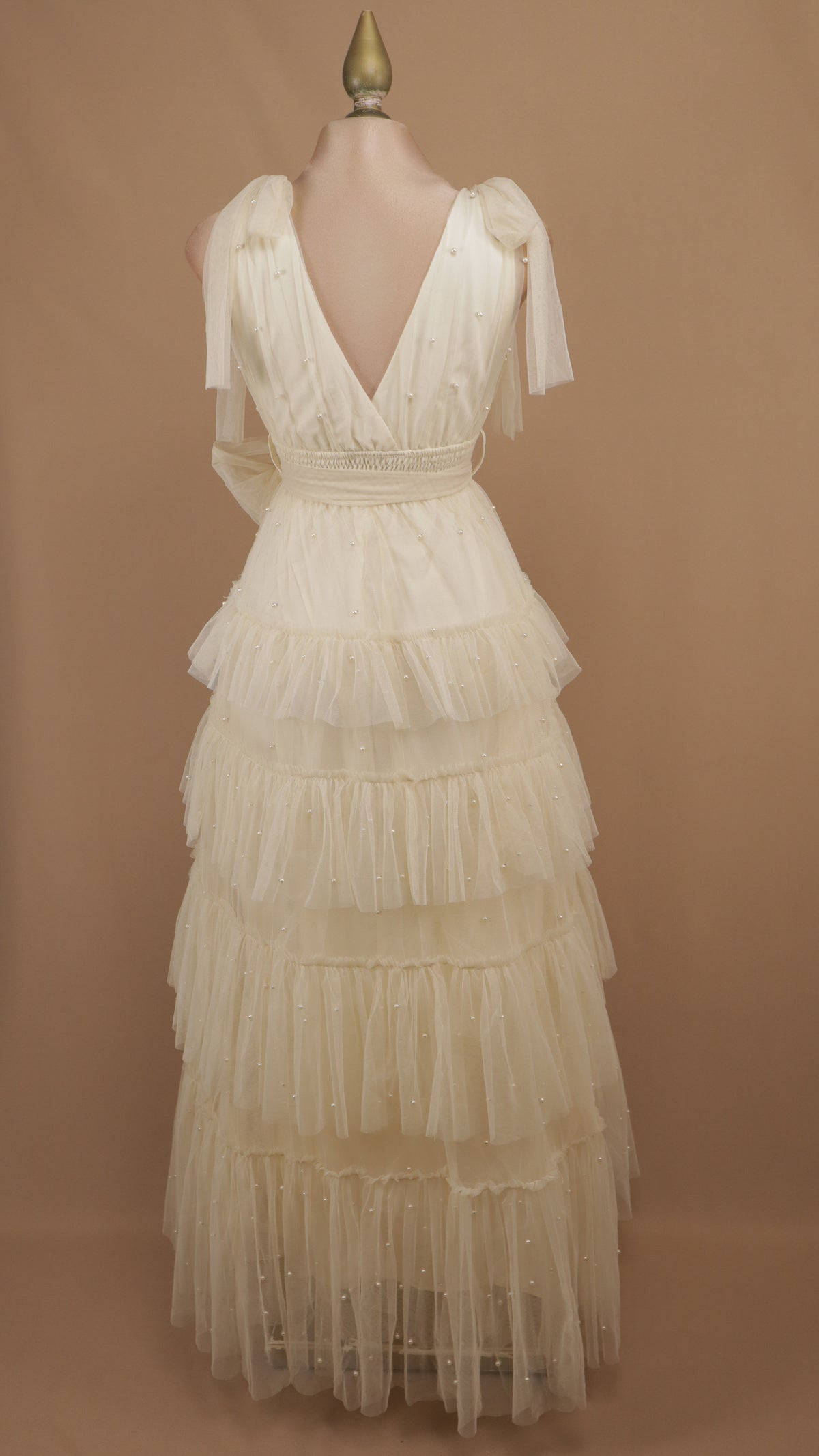 Vestido largo de tul en capas con lazos en los hombros y pedrería