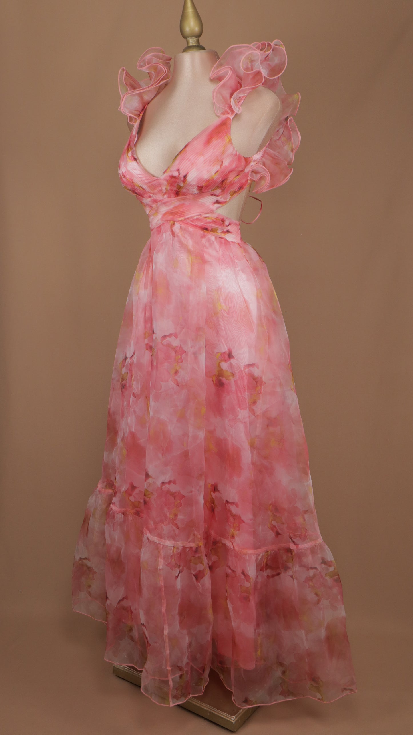 Vestido largo de organza con escote en cintura y espalda