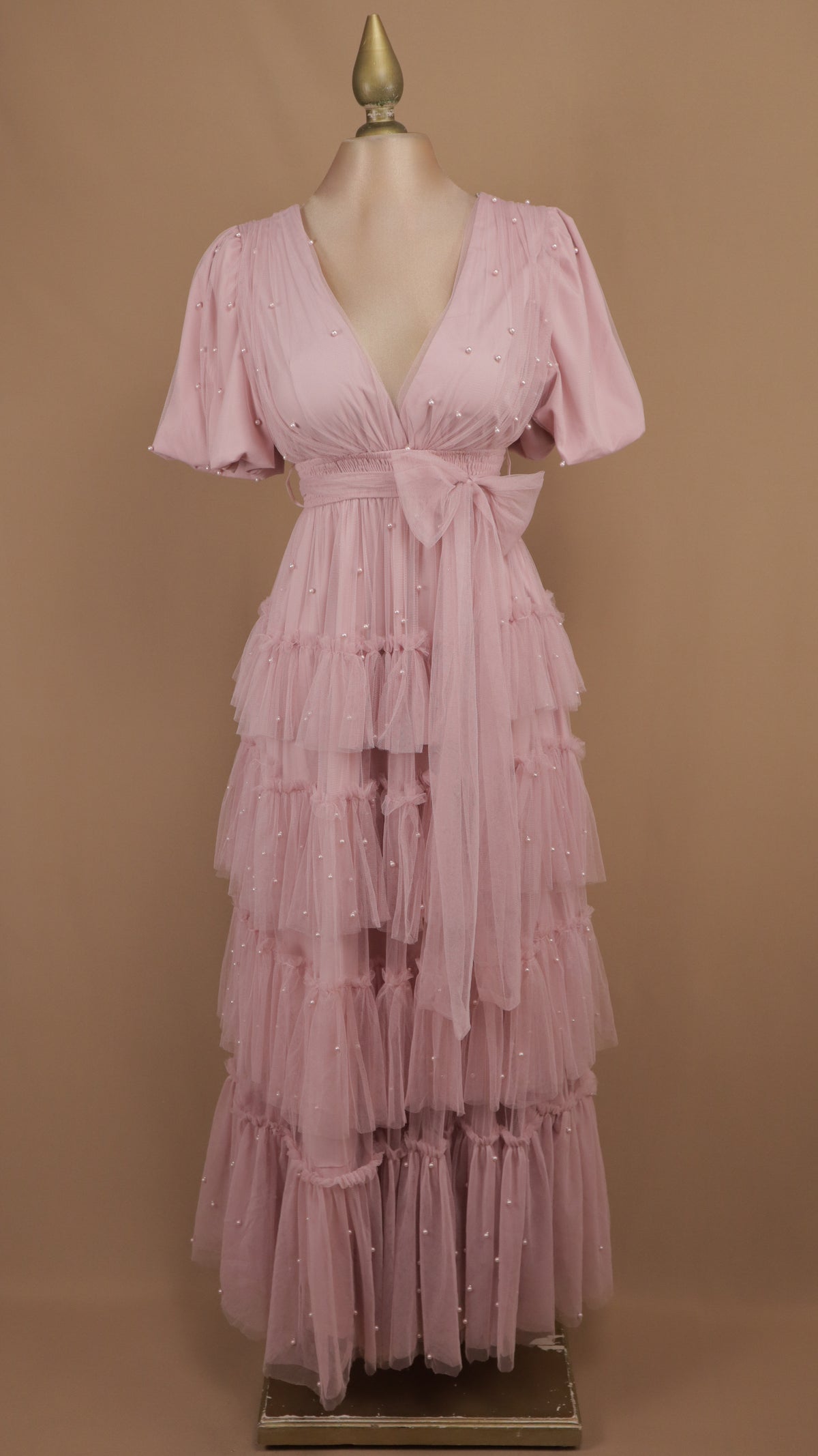 Vestido maxi de tul en capas con detalles de perlas