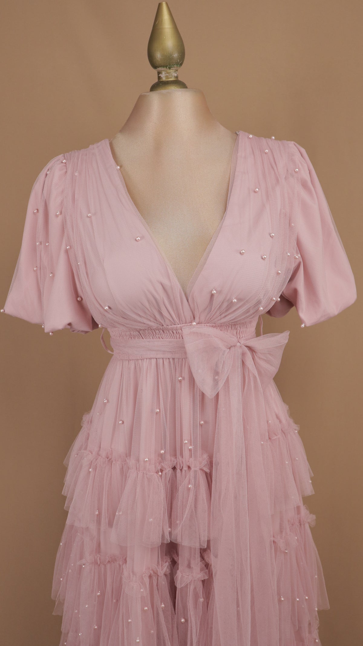 Vestido maxi de tul en capas con detalles de perlas
