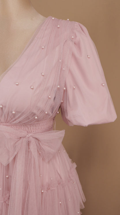 Vestido maxi de tul en capas con detalles de perlas