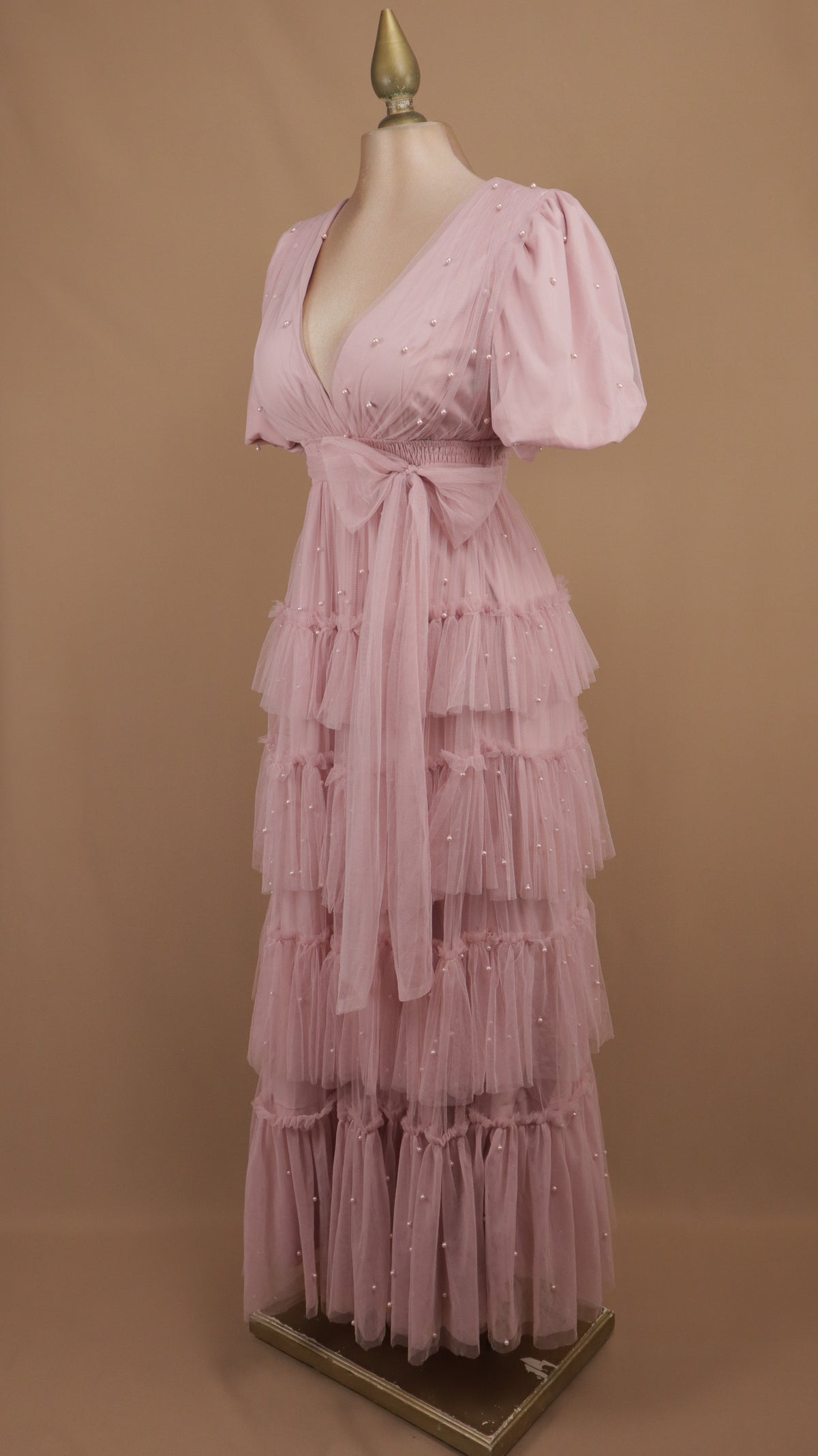 Vestido maxi de tul en capas con detalles de perlas