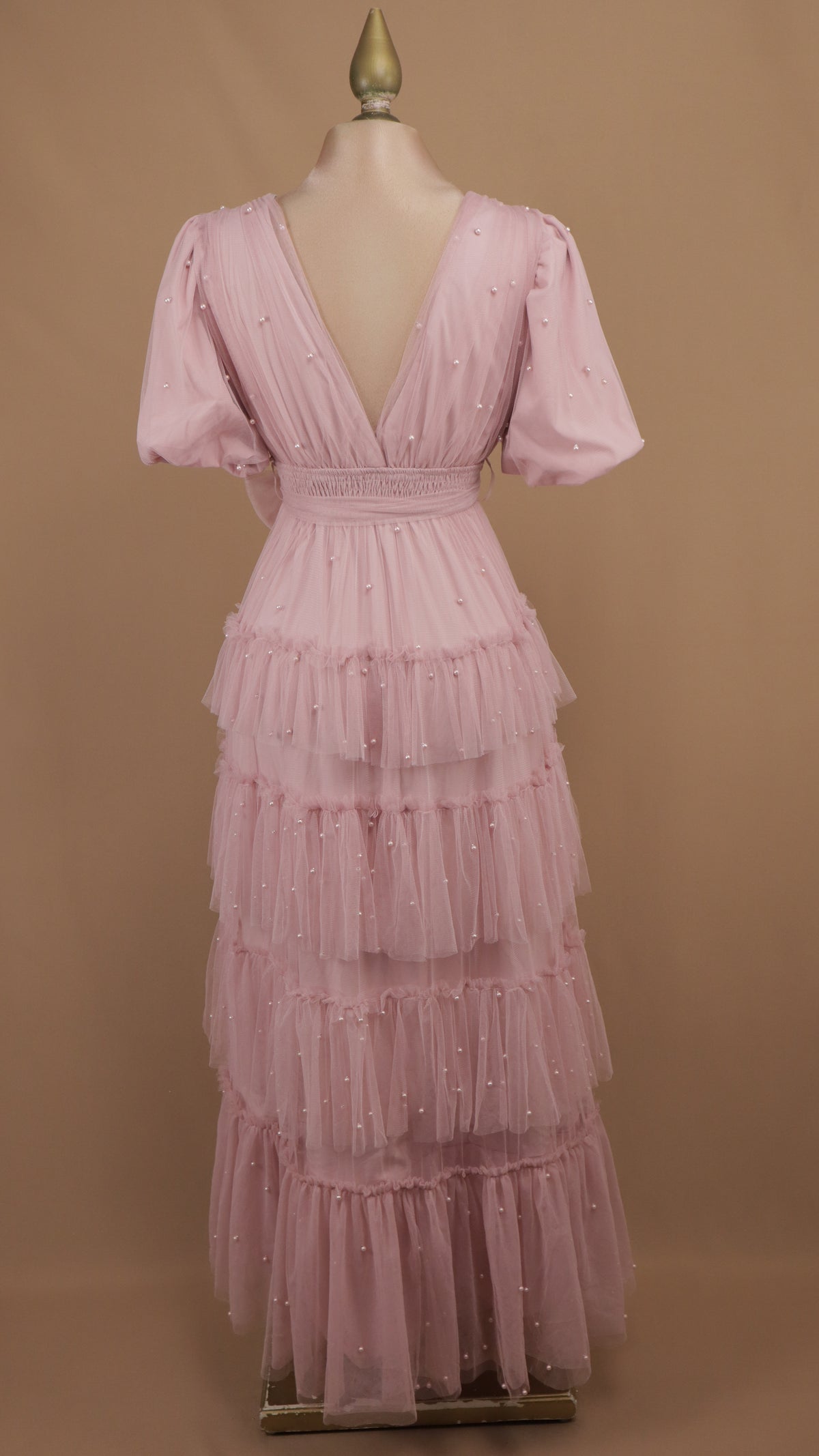Vestido maxi de tul en capas con detalles de perlas