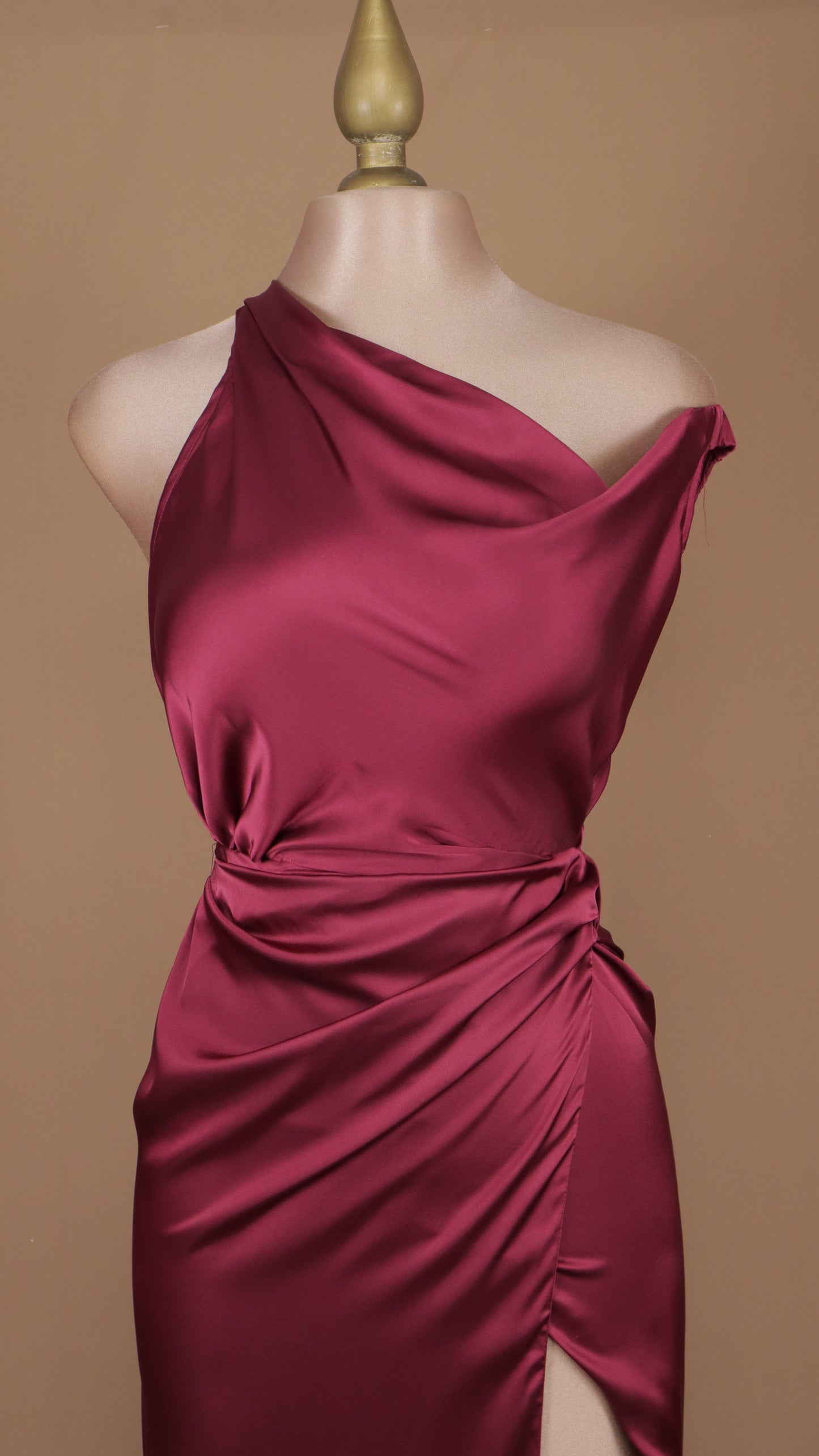 Vestido largo escote asimétrico satinado