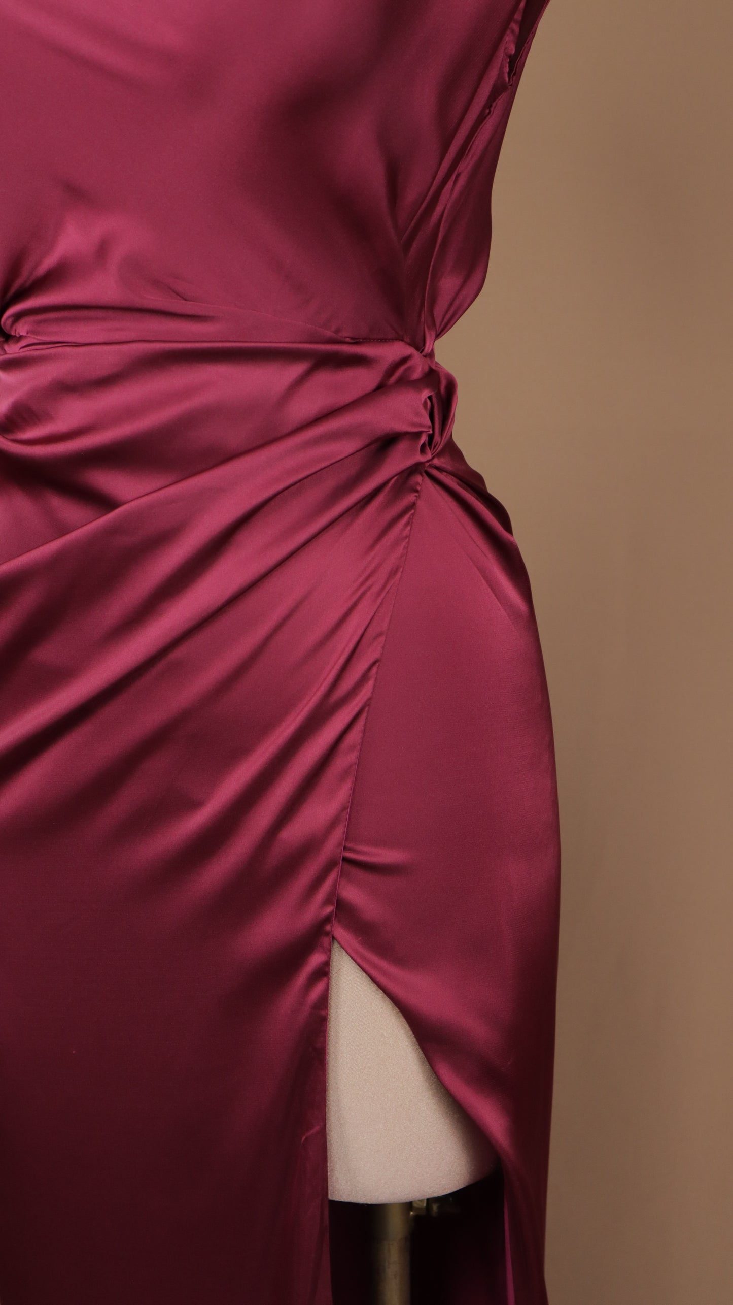 Vestido largo escote asimétrico satinado