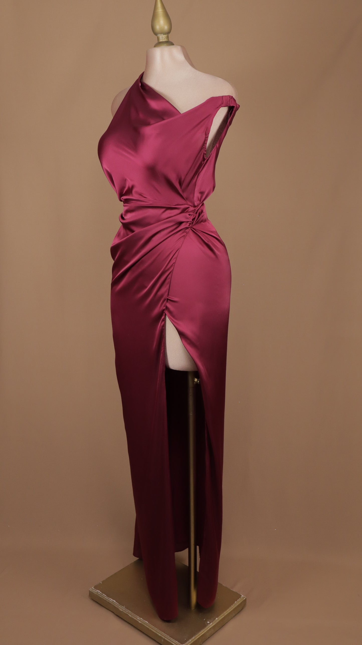 Vestido largo escote asimétrico satinado