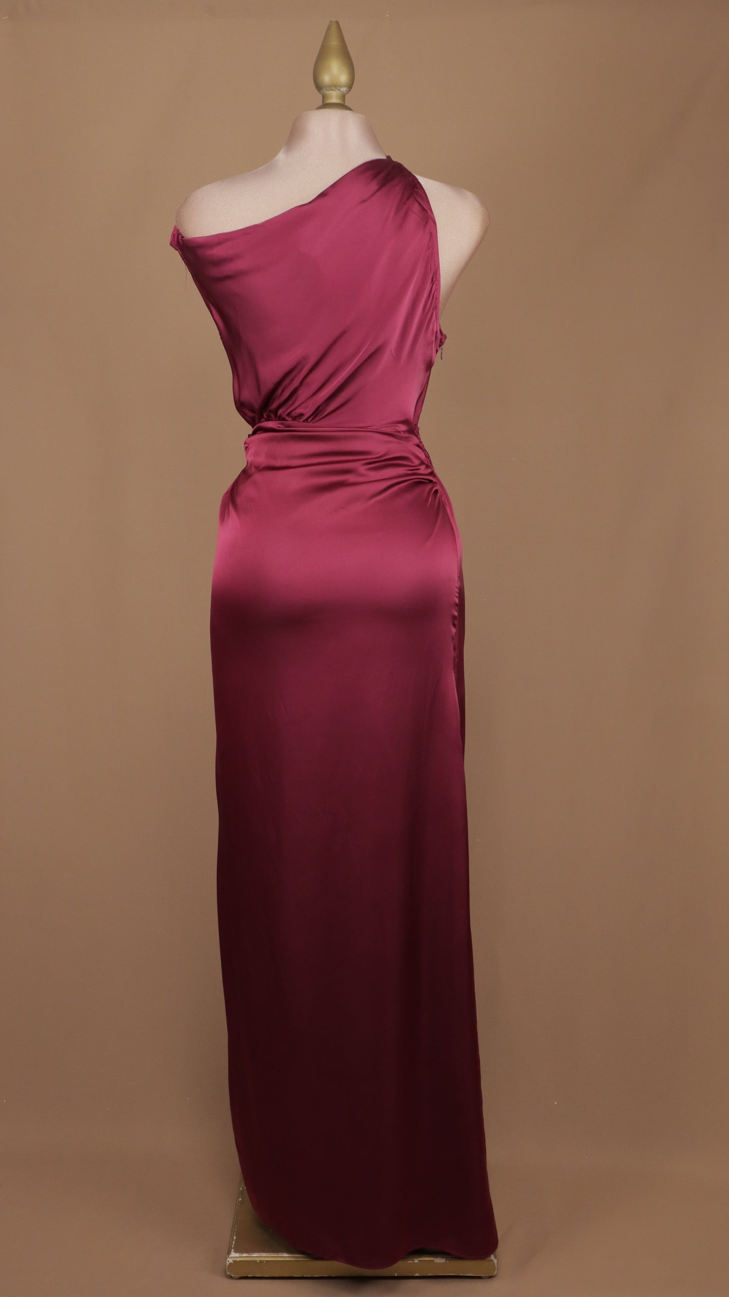Vestido largo escote asimétrico satinado