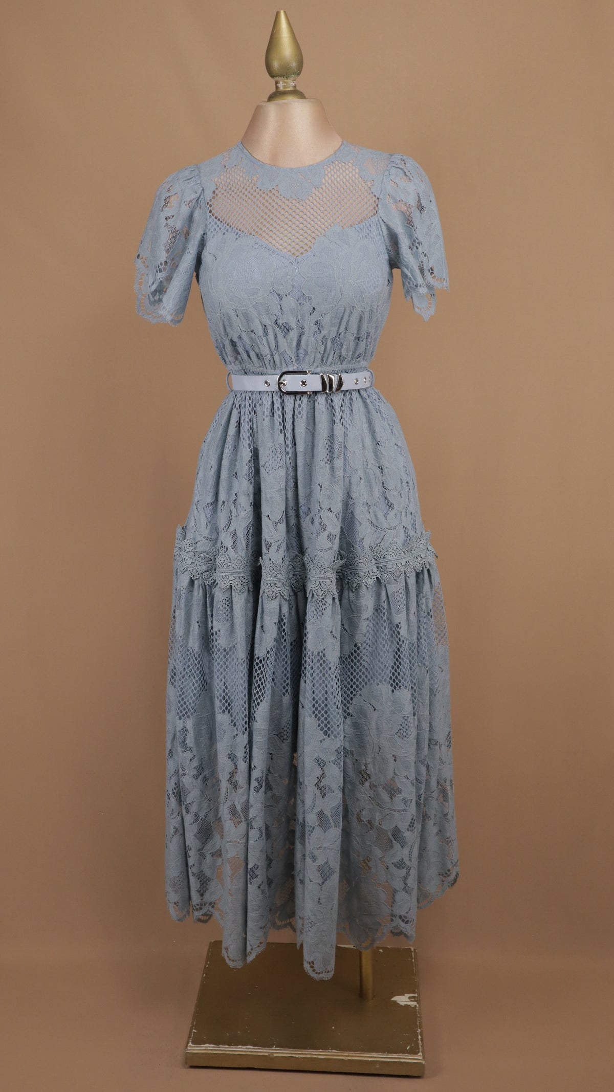 Vestido midi de encaje guipur serenity con cinturón y escote ilusión