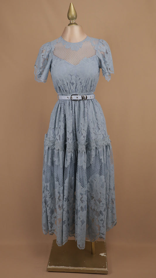Vestido midi de encaje guipur serenity con cinturón y escote ilusión