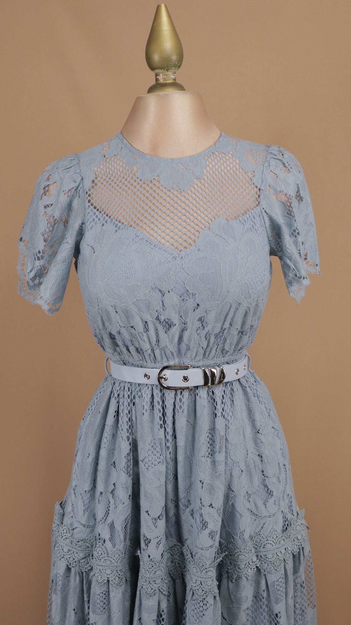 Vestido midi de encaje guipur serenity con cinturón y escote ilusión