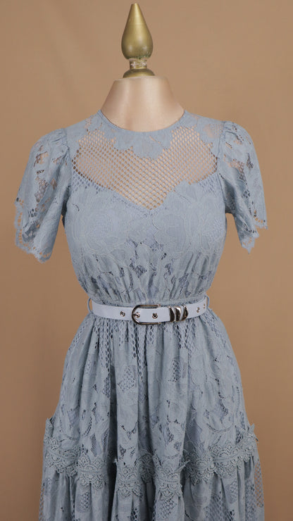 Vestido midi de encaje guipur serenity con cinturón y escote ilusión