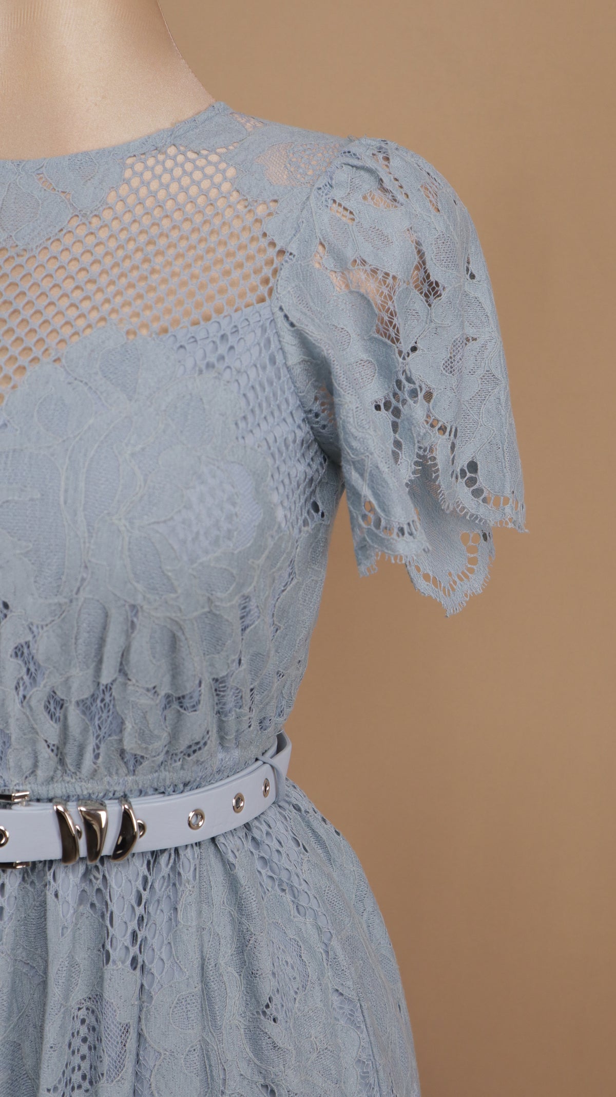 Vestido midi de encaje guipur serenity con cinturón y escote ilusión