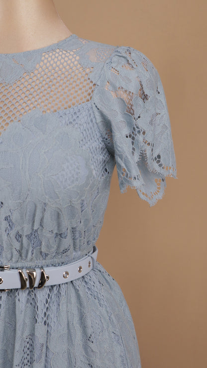 Vestido midi de encaje guipur serenity con cinturón y escote ilusión