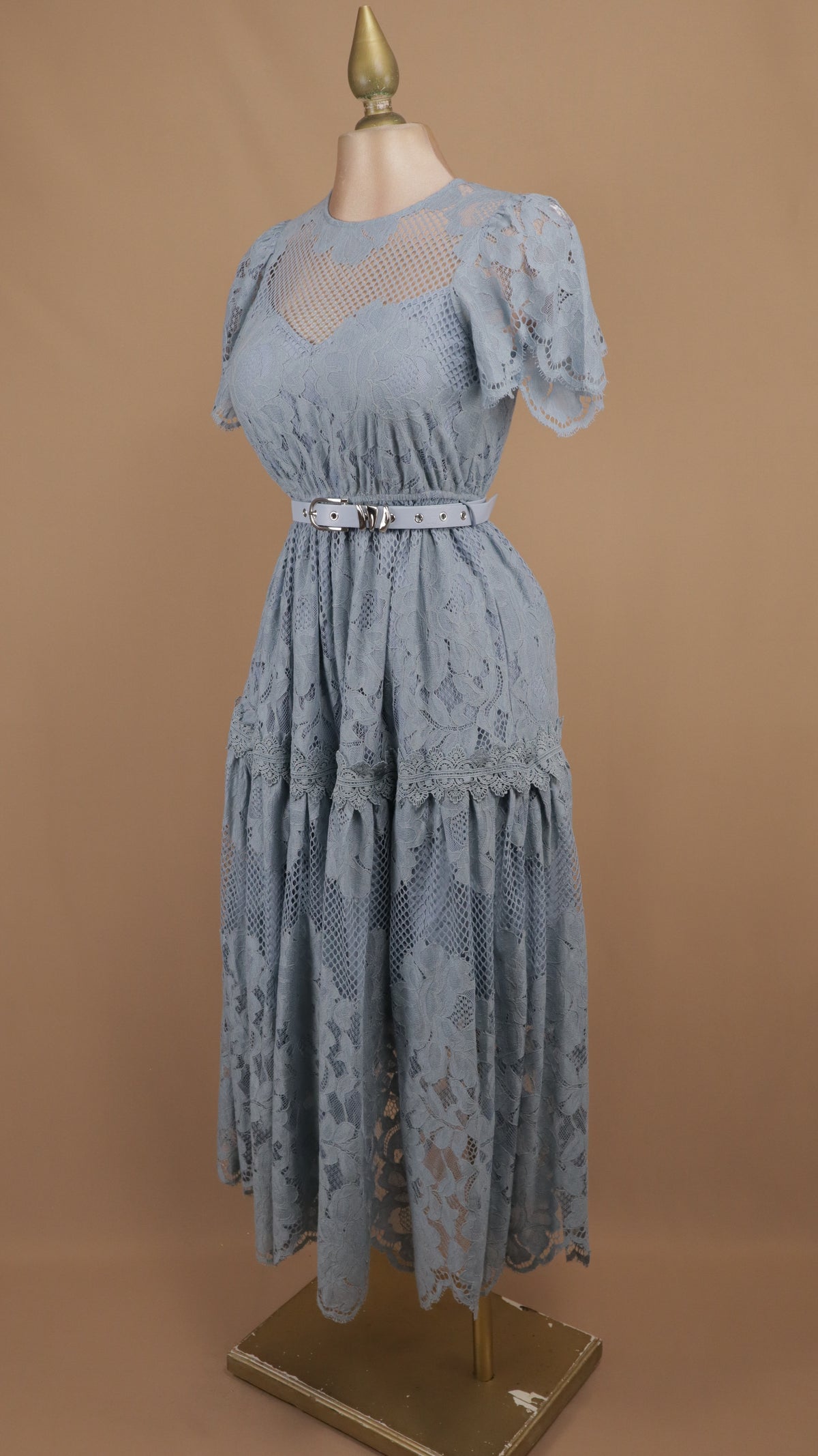 Vestido midi de encaje guipur serenity con cinturón y escote ilusión