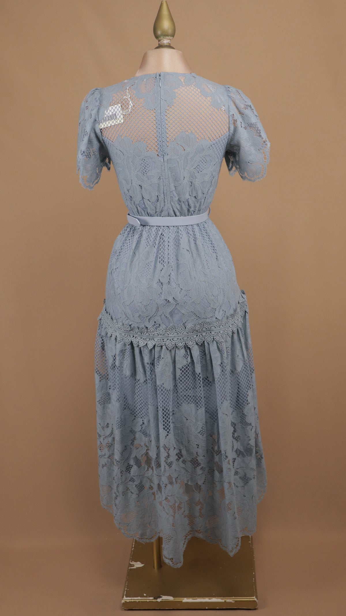 Vestido midi de encaje guipur serenity con cinturón y escote ilusión
