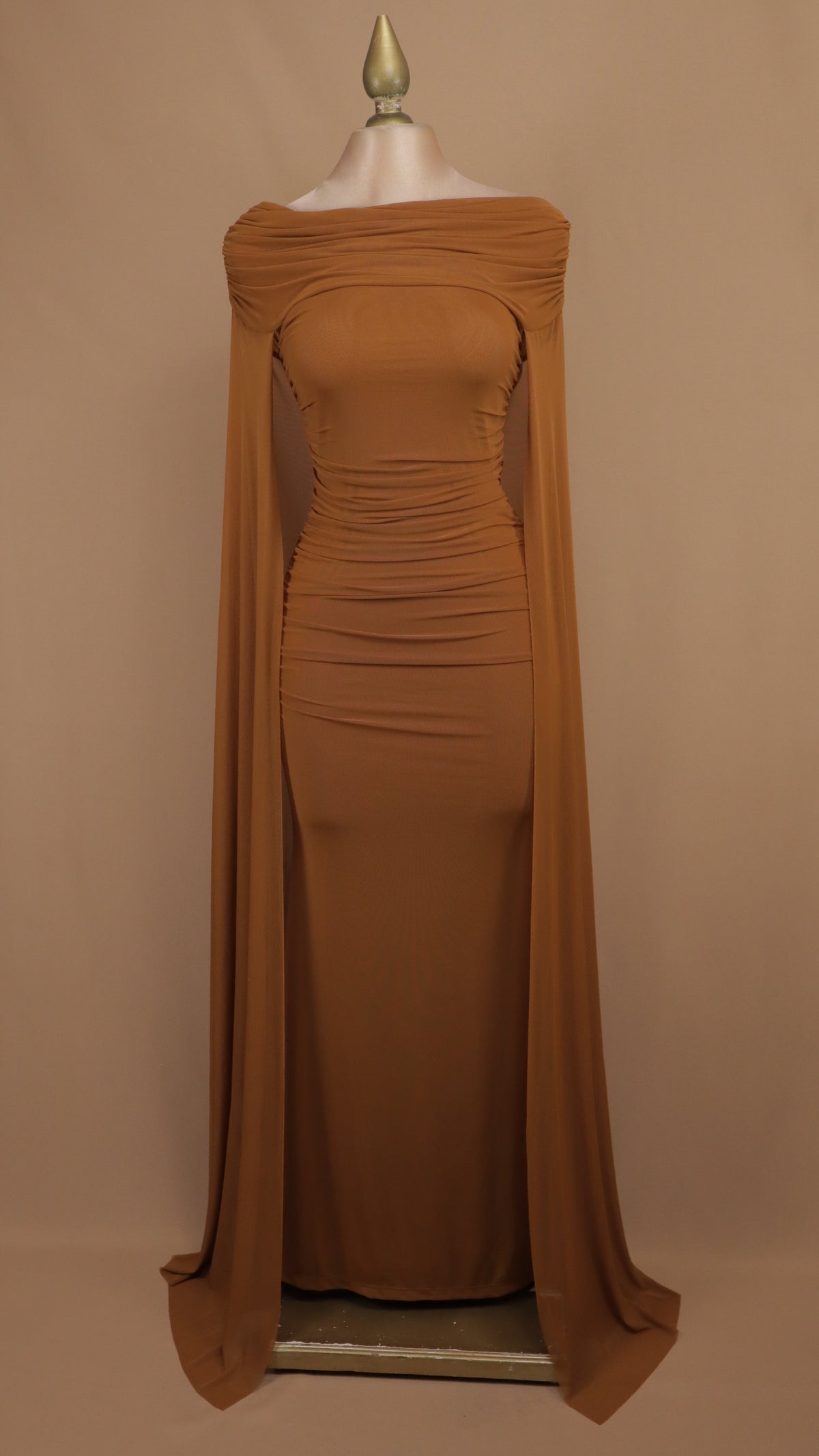 Vestido largo olivo con escote Off-Shoulder y capa de mesh