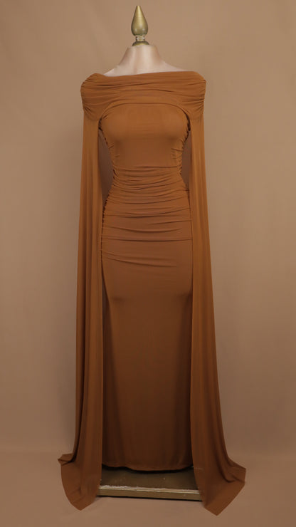 Vestido largo olivo con escote Off-Shoulder y capa de mesh