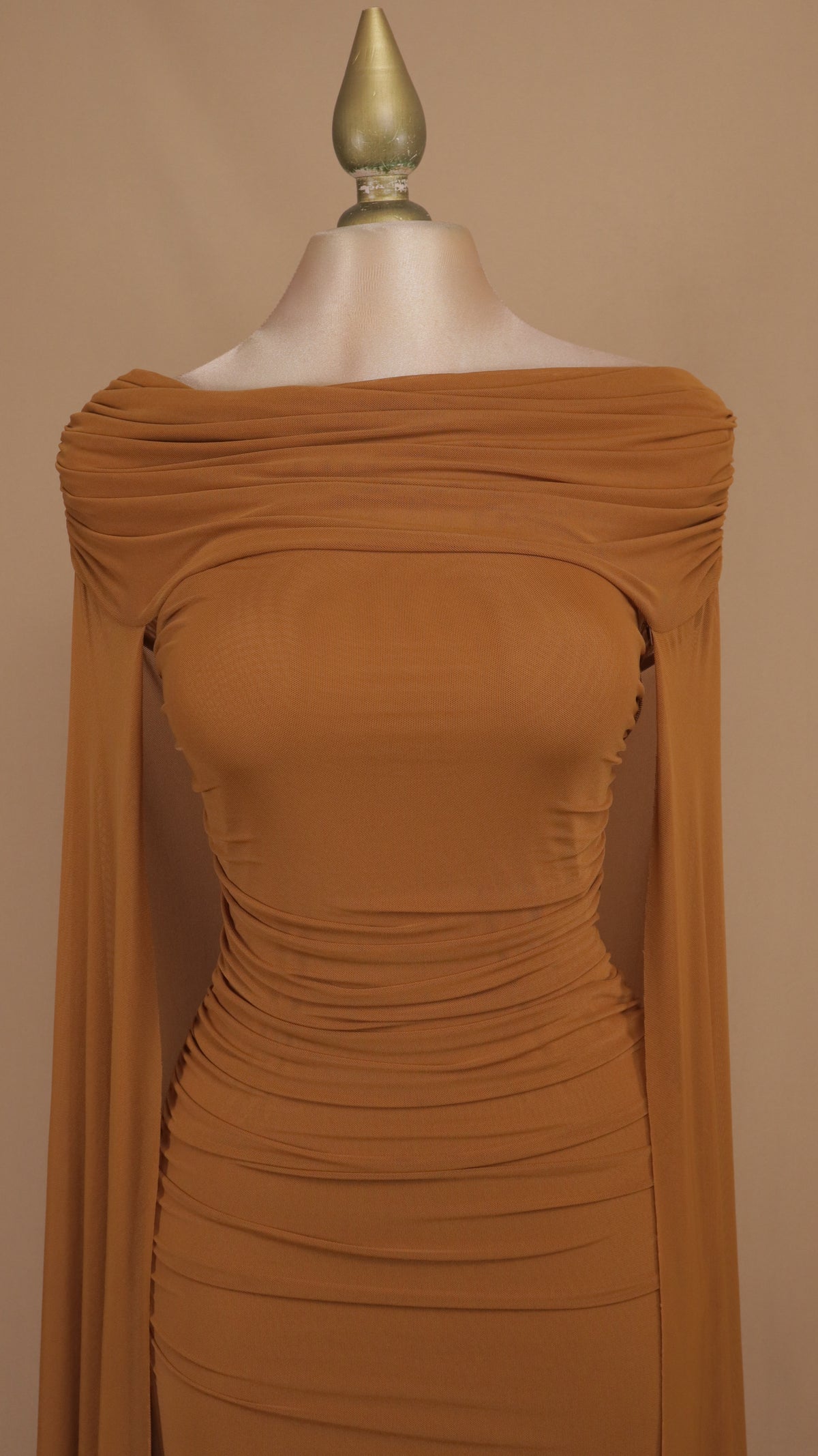 Vestido largo olivo con escote Off-Shoulder y capa de mesh