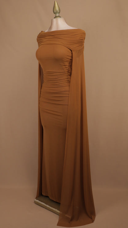Vestido largo olivo con escote Off-Shoulder y capa de mesh