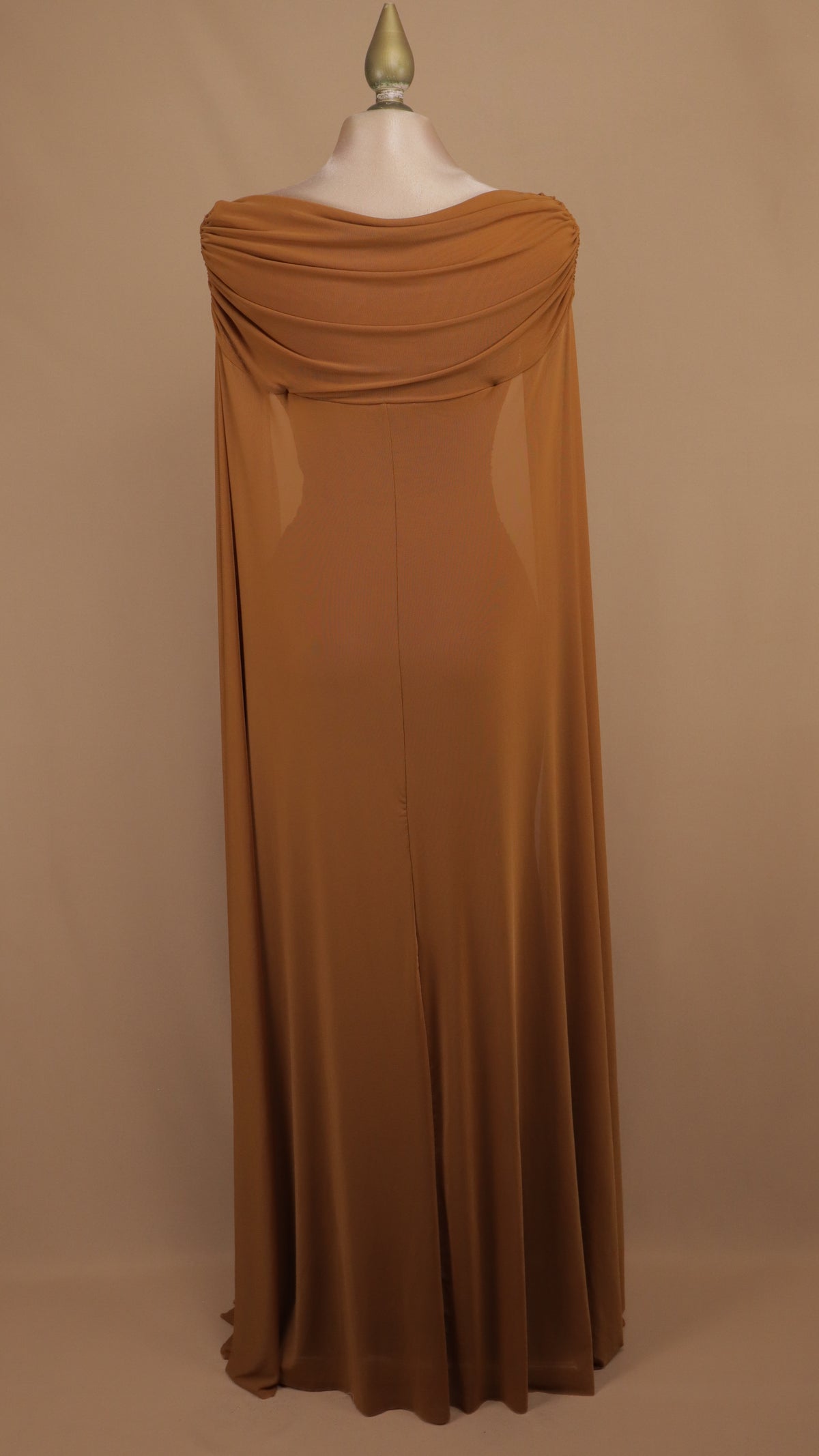 Vestido largo olivo con escote Off-Shoulder y capa de mesh