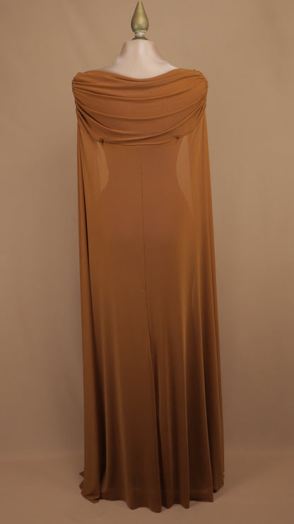 Vestido largo olivo con escote Off-Shoulder y capa de mesh