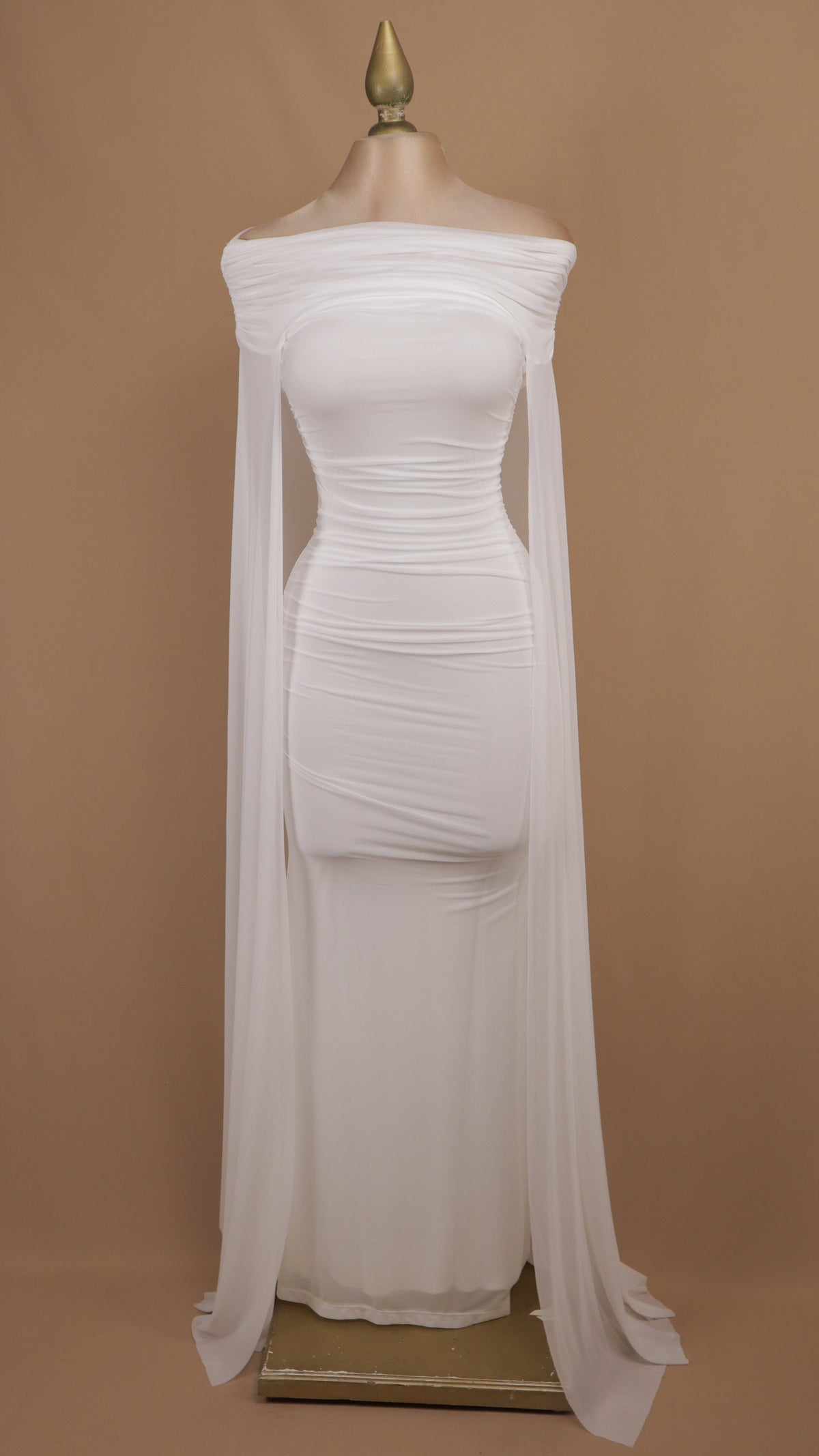 Vestido largo olivo con escote Off-Shoulder y capa de mesh