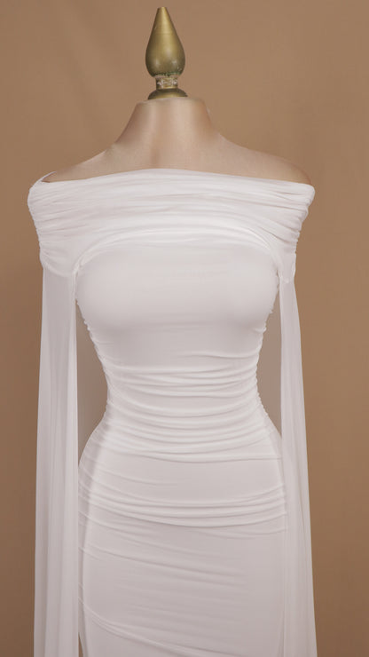 Vestido largo olivo con escote Off-Shoulder y capa de mesh