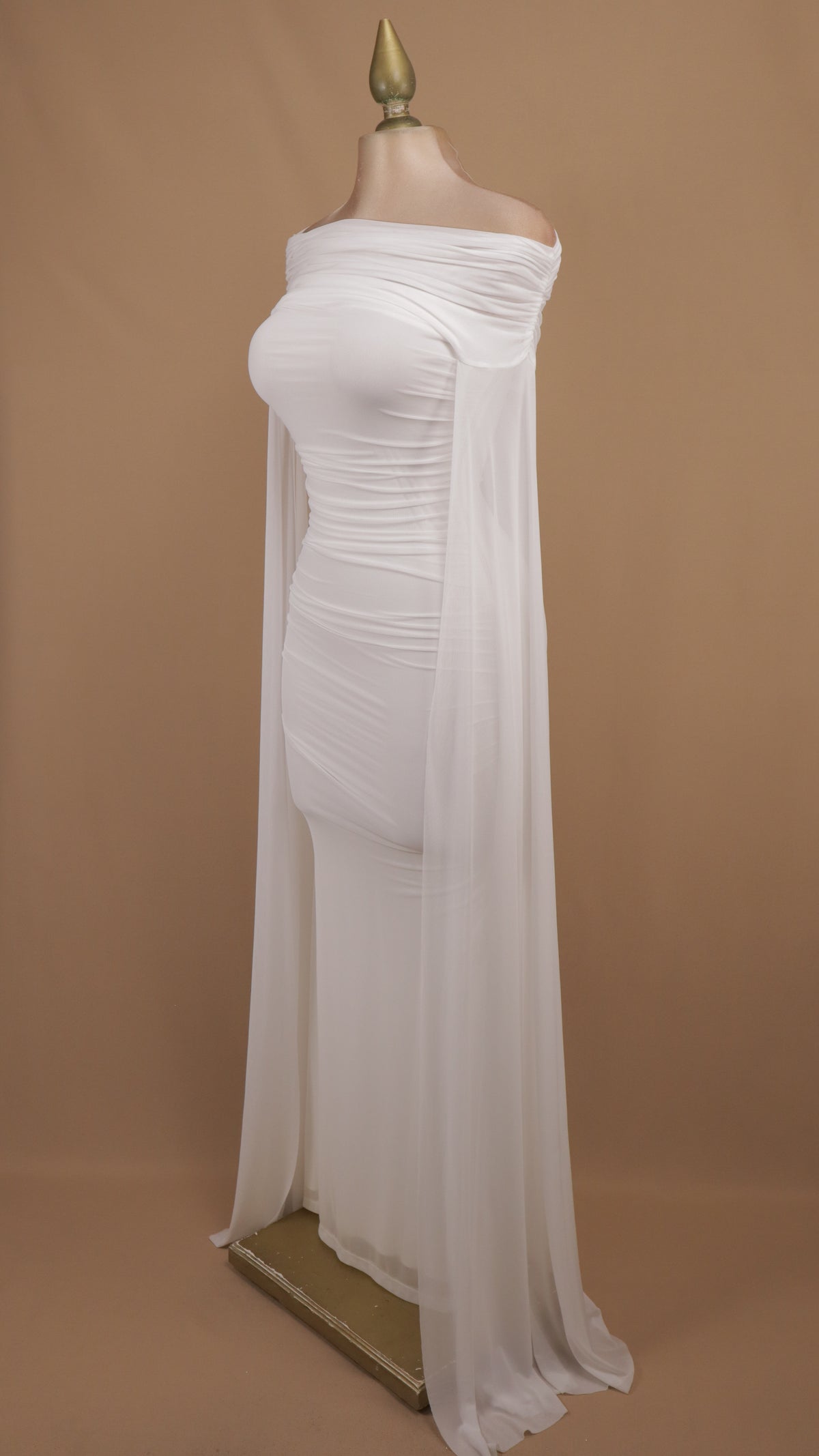 Vestido largo olivo con escote Off-Shoulder y capa de mesh