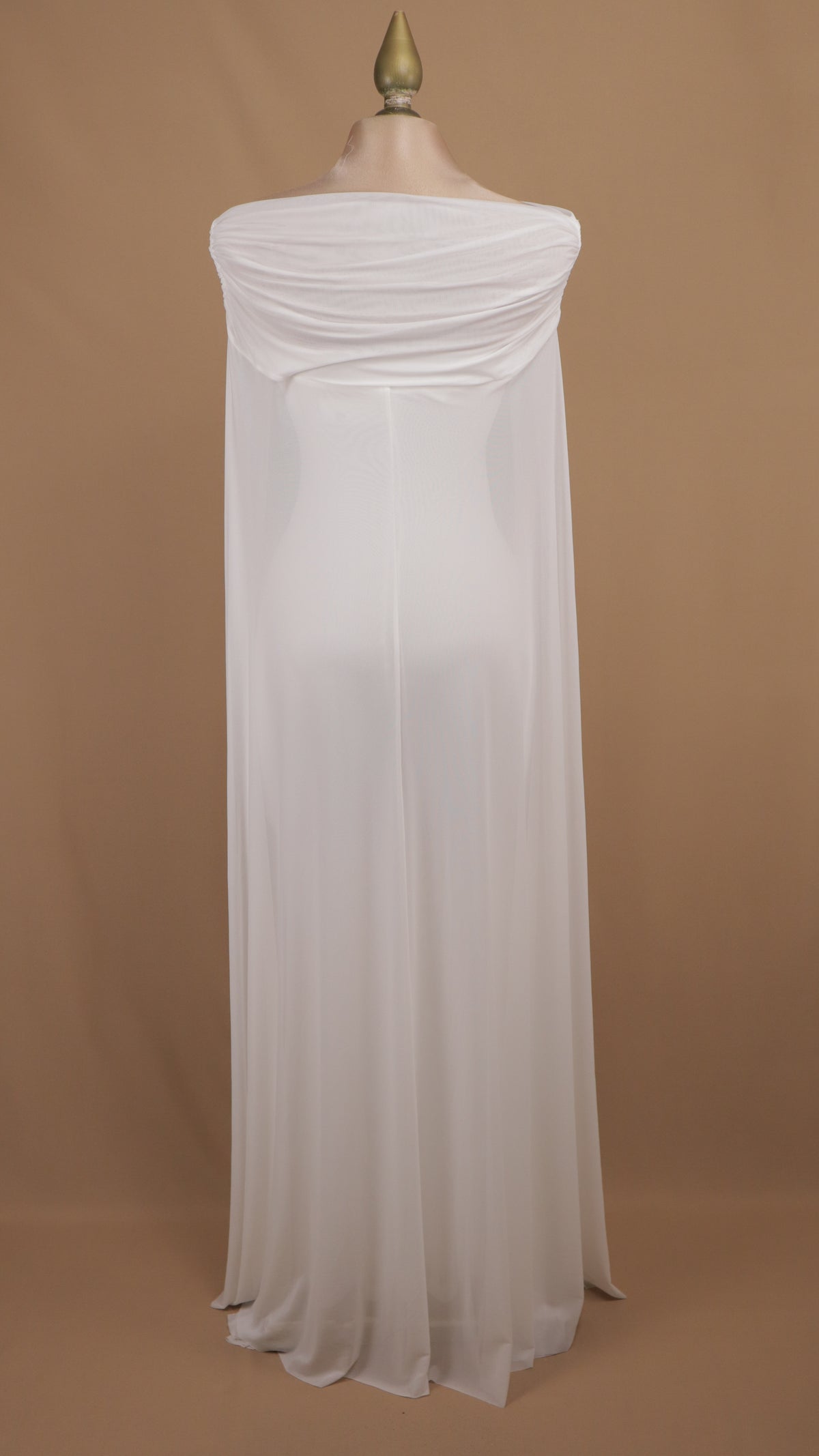 Vestido largo olivo con escote Off-Shoulder y capa de mesh