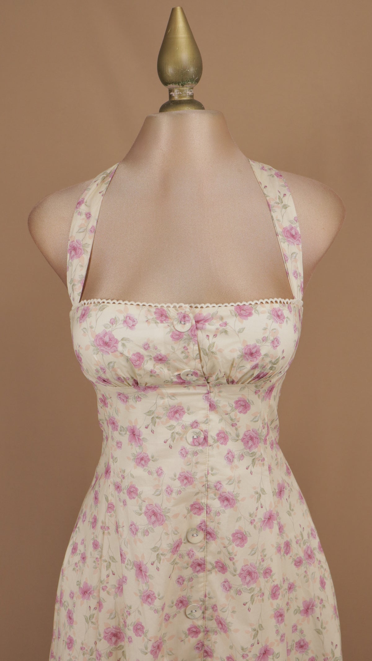 Vestido midi floral estilo halter con botonadura frontal