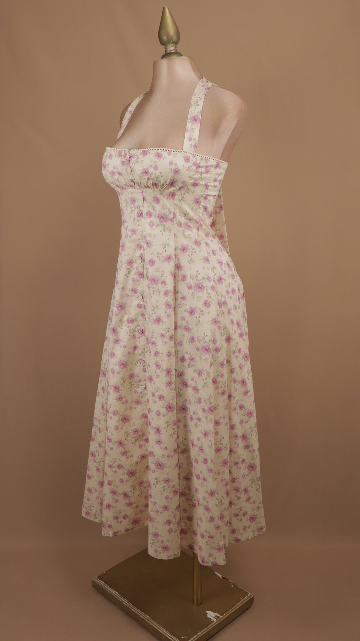 Vestido midi floral estilo halter con botonadura frontal